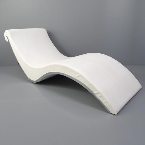 2005 - A Cattelan Italia Sylvester chaise longue in white eco leather with hidden wheels and maker's label.... 