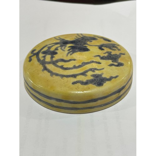 143 - A Chinese yellow ground porcelain jar and cover, with blue painted dragon designs, 6 character mark,... 