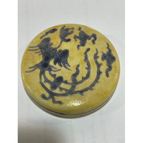 143 - A Chinese yellow ground porcelain jar and cover, with blue painted dragon designs, 6 character mark,... 