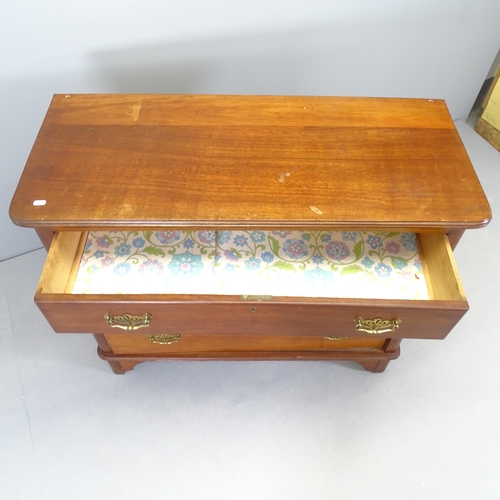 2566 - A Victorian mahogany chest of three long drawers raised on bracket feet. 105x87x46cm.