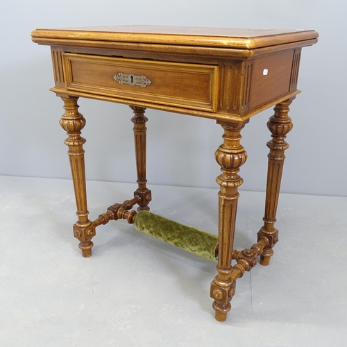 2575 - A Victorian mahogany sewing table, with fold-over games top and single frieze drawer. 65x75x44cm