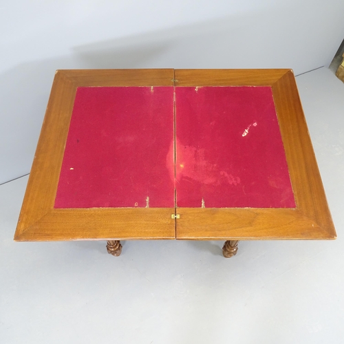 2575 - A Victorian mahogany sewing table, with fold-over games top and single frieze drawer. 65x75x44cm