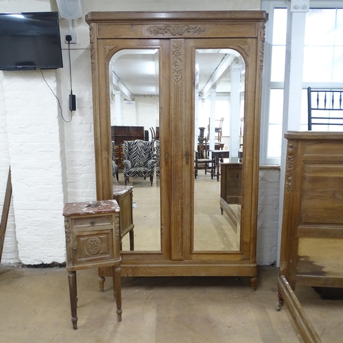 2052 - A French oak bedroom quite consisting of 2 door mirror fronted armoire (137x218x46cm), 4'6