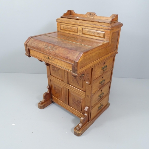 2062 - An antique Arts and Crafts oak Davenport. 5787x56cm.