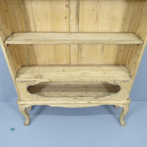 2099 - An antique pine two-section open bookcase, with five fixed shelves and raised on cabriole legs. 107x... 