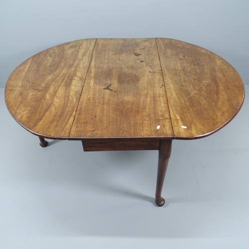 2103 - A Georgian mahogany drop-leaf dining table, on tapered legs with spade feet, 133x72x55cm (extending ... 