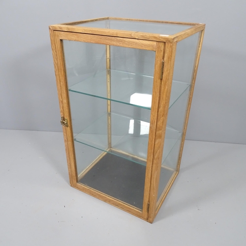 2122 - A vintage table-top shop display cabinet, with two adjustable glass shelves. 45x76x41cm.