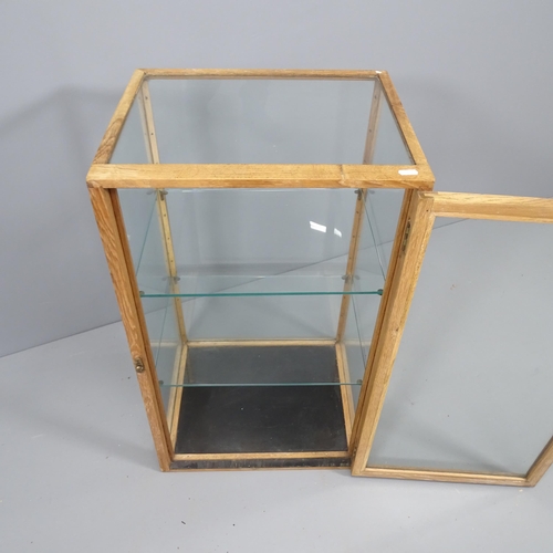 2122 - A vintage table-top shop display cabinet, with two adjustable glass shelves. 45x76x41cm.