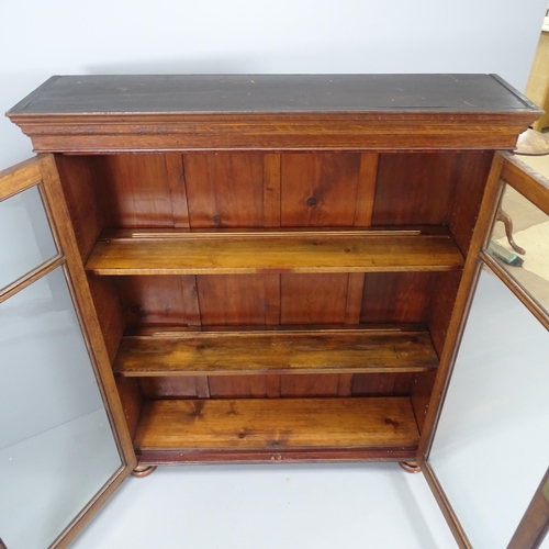 2135 - A Victorian mahogany bookcase with two glazed doors and three adjustable shelves. 122x144x32cm. With... 