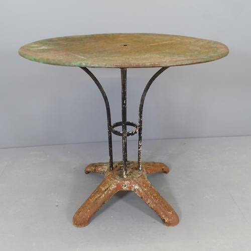 2664 - A art deco metal circular garden table. 80x75cm.