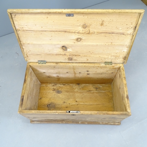 2672 - A vintage pine blanket box. 82x43x42cm