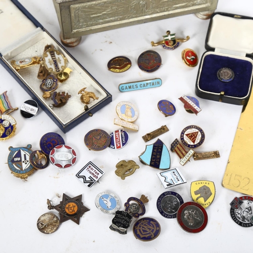 129 - A collection of enamelled and other badges, to include Bronze Standard Award for Swimming, an Amateu... 