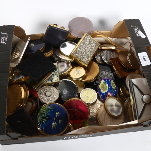 163 - A large collection of Vintage and other compacts