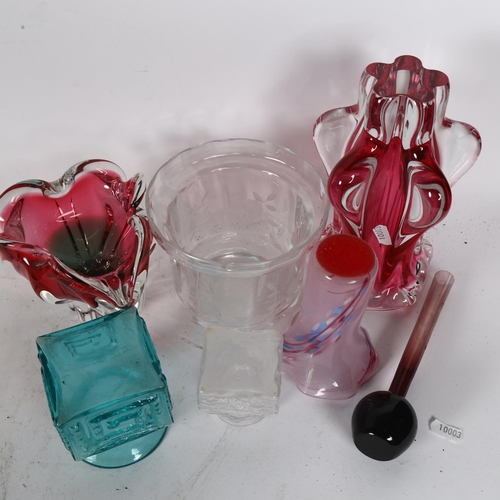 299 - A quantity of Art glass, including 2 cranberry vases, largest 21cm (7)