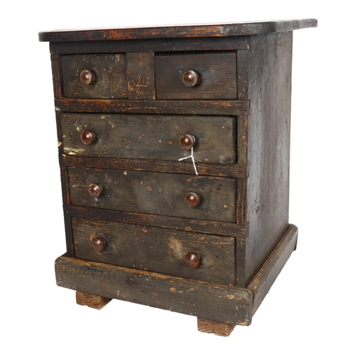 532 - Rustic stained pine table-top chest of 2 short and 3 long drawers, with Bakelite handles, H42cm