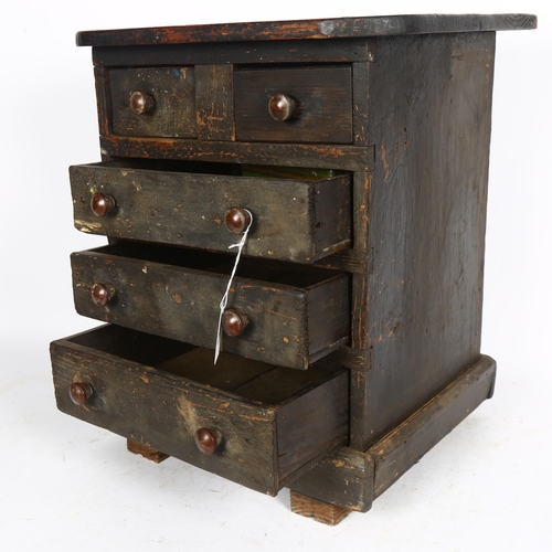 532 - Rustic stained pine table-top chest of 2 short and 3 long drawers, with Bakelite handles, H42cm