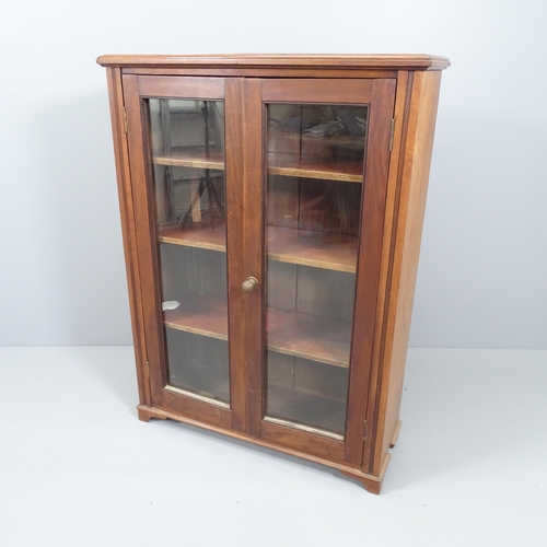 2160 - A mahogany two-door bookcase with three adjustable shelves. 83x112x30cm