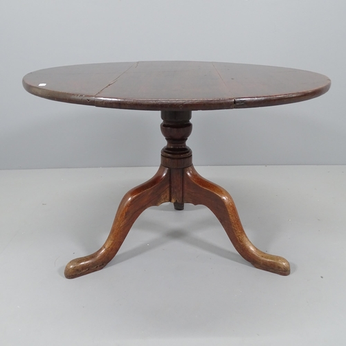 2211 - A Georgian oak-topped circular tilt-top occasional table, on tripod base. 75x50cm,