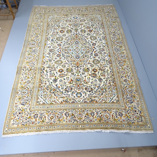 2280 - A cream-ground Kashan carpet. 295x200cm.