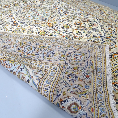 2280 - A cream-ground Kashan carpet. 295x200cm.