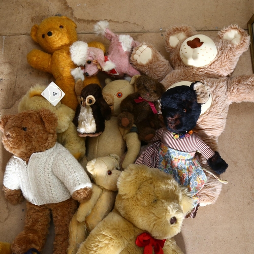 653 - A quantity of Vintage teddy bears