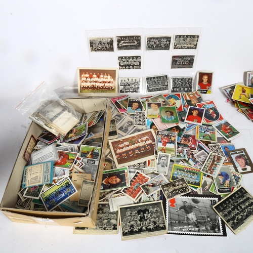 659 - A large quantity of Vintage football cards, pre-war to date, cards include those issued by Topps Che... 