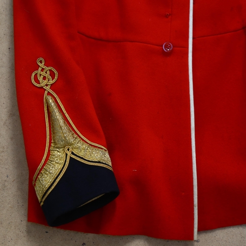 565 - A 1st Battalion Queen's Regiment jacket, by Qashqet & Partners, 35