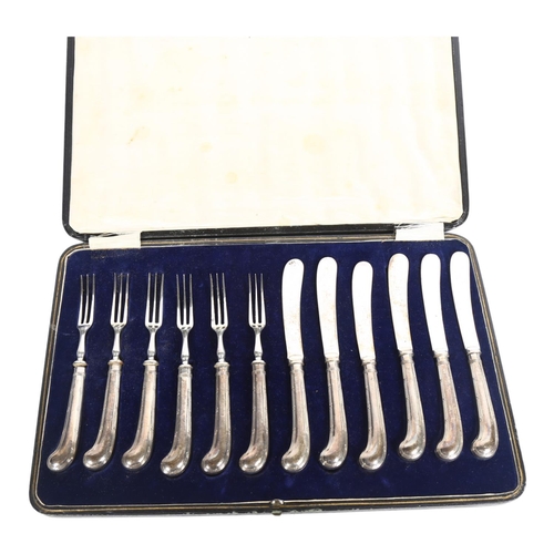 902 - A cased set of silver pistol-grip handled tea knives and forks