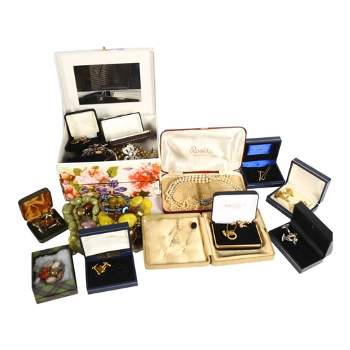 915 - A box of mixed costume jewellery, cufflinks, brooches, jewellery box etc