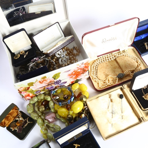 915 - A box of mixed costume jewellery, cufflinks, brooches, jewellery box etc