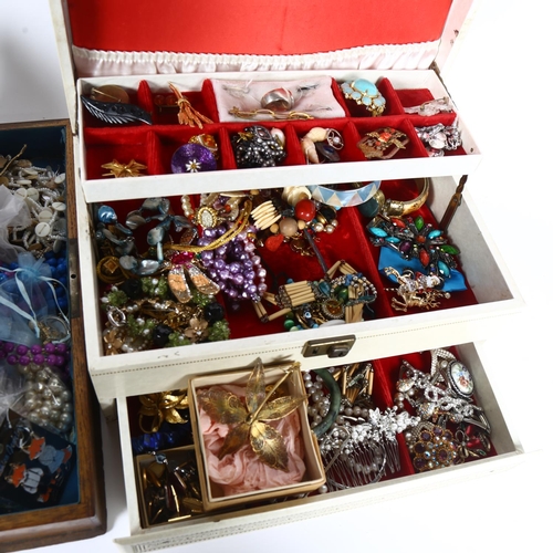 916 - A cantilever jewellery box, complete with various costume jewellery, various brooches, necklaces, an... 