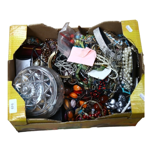 949 - A large quantity of mixed costume jewellery (boxful)