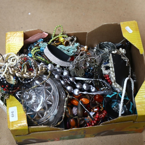 949 - A large quantity of mixed costume jewellery (boxful)