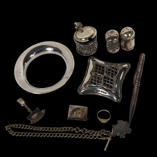 1001 - A group of silver items, to include a 3-piece cruet set, an envelope stamp case, shovel design caddy... 