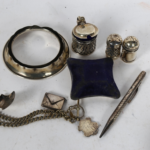 1001 - A group of silver items, to include a 3-piece cruet set, an envelope stamp case, shovel design caddy... 