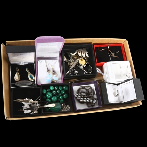 984 - A tray of silver jewellery, to include earrings, various rings, etc, 2 silver trowel design bookmark... 