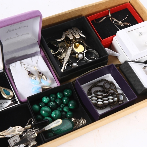 984 - A tray of silver jewellery, to include earrings, various rings, etc, 2 silver trowel design bookmark... 