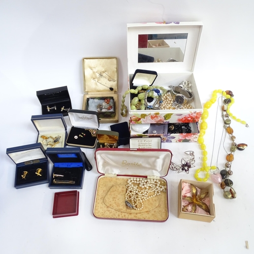 915 - A box of mixed costume jewellery, cufflinks, brooches, jewellery box etc