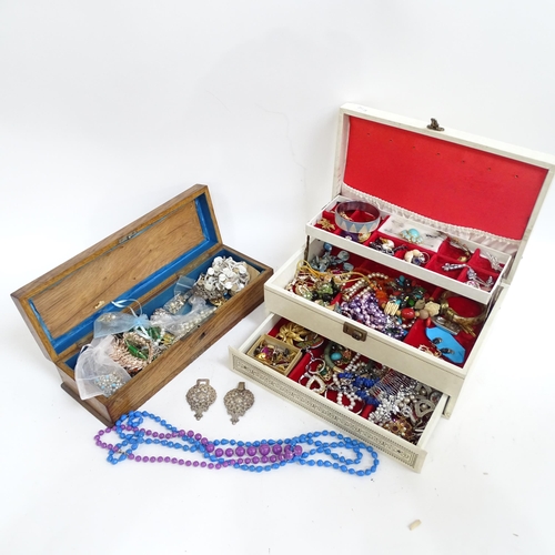 916 - A cantilever jewellery box, complete with various costume jewellery, various brooches, necklaces, an... 