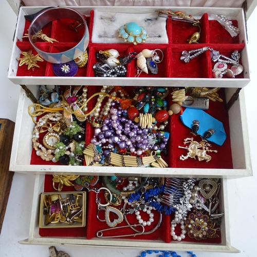 916 - A cantilever jewellery box, complete with various costume jewellery, various brooches, necklaces, an... 