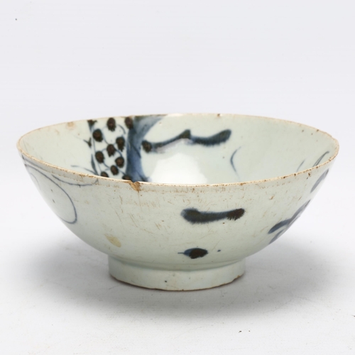 108 - A Chinese blue and white pottery 'Dragon' footed bowl, diameter 16cm