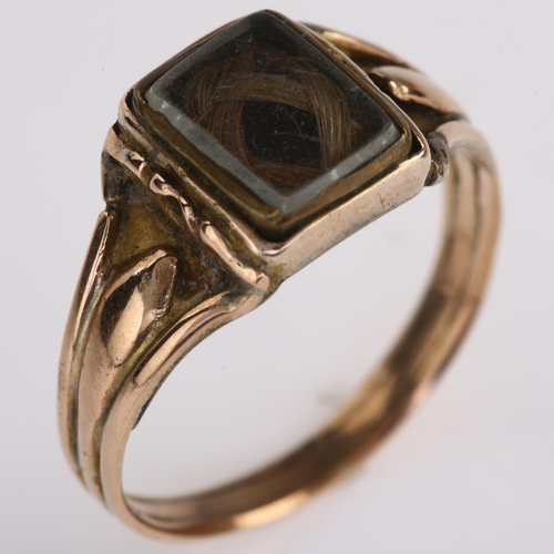 1172 - A Georgian hairwork mourning ring, unmarked gold closed-back settings with plaited hair beneath beve... 