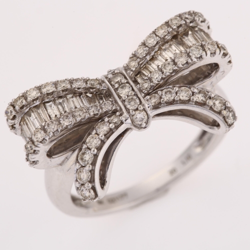 1194 - A modern 9ct white gold diamond ribbon bow ring, set with modern round brilliant and baguette-cut di... 