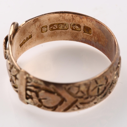 1231 - An early 20th century 9ct rose gold belt buckle band ring, with chased flowerhead and heart motif, m... 