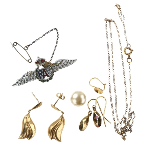 1268 - Various jewellery, comprising 9ct gold (2.9g), and RAF wings sweetheart brooch