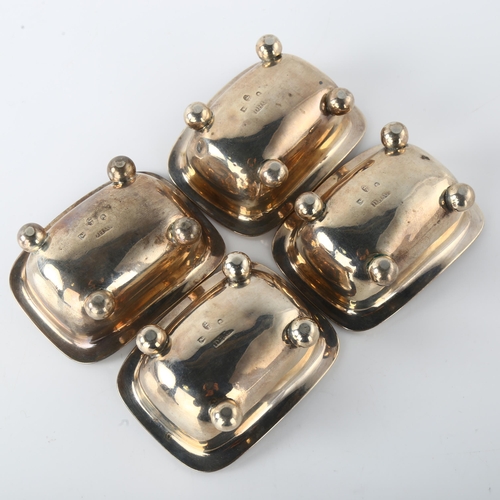 1527 - A set of 4 George III silver table salt cellars, bulbous form, with but feet and gadrooned rim, by D... 