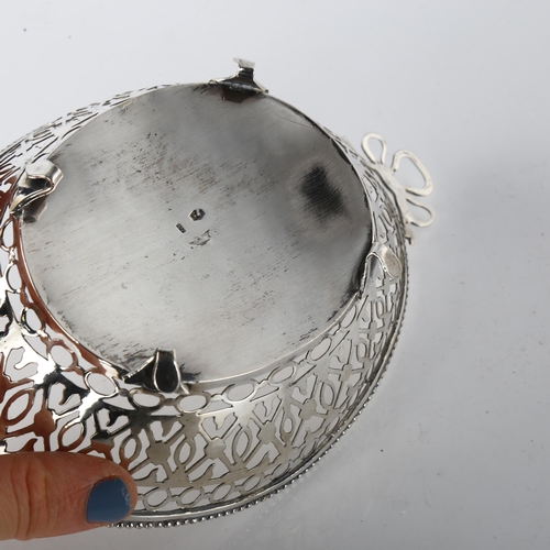 1560 - A Dutch silver 2-handled bon bon dish, pierced lattice decoration with bead edge and ribbon bow hand... 