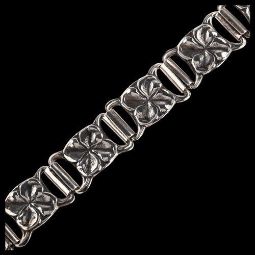 1418 - BORGE AXEL MEYER - an Art Nouveau Danish silver 4-leaf clover panel bracelet, length 19cm, 23g