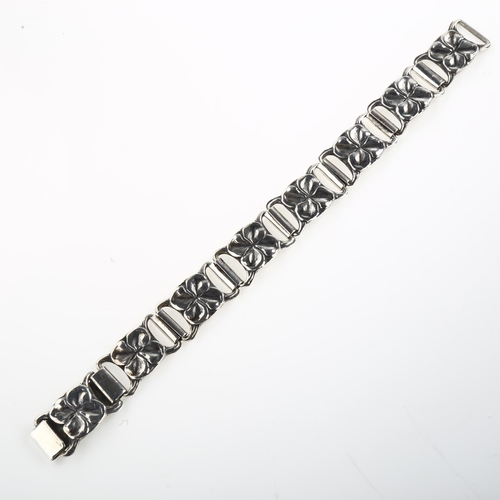 1418 - BORGE AXEL MEYER - an Art Nouveau Danish silver 4-leaf clover panel bracelet, length 19cm, 23g