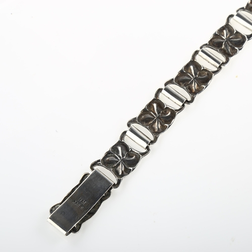 1418 - BORGE AXEL MEYER - an Art Nouveau Danish silver 4-leaf clover panel bracelet, length 19cm, 23g